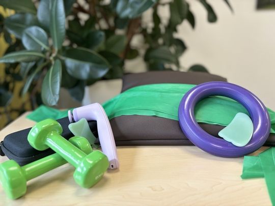 Hanteln Ringe und Stretchbänder.