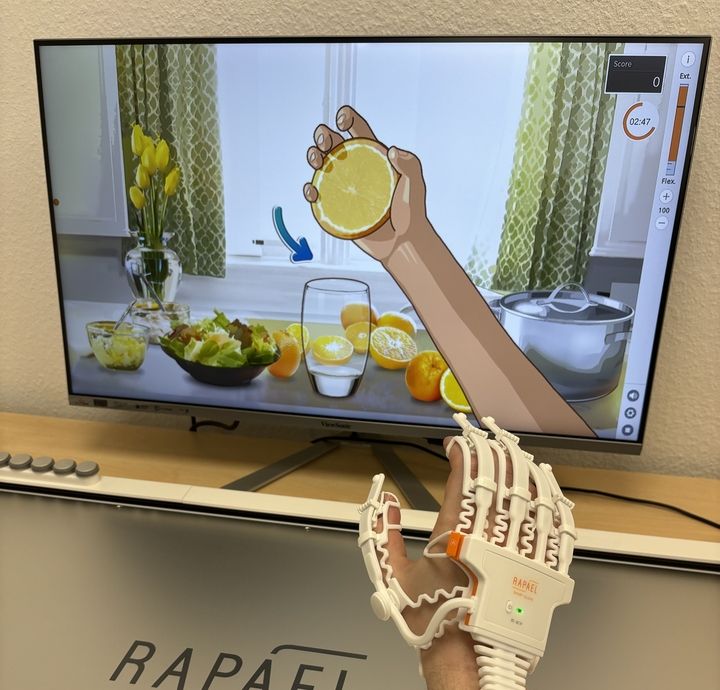 Digitale Therapie mit ein Handgerüst um Handbewegungen zu simulieren.