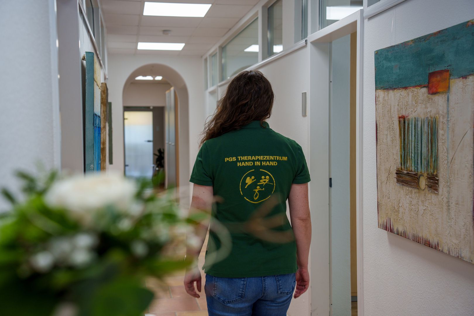 Blick auf eine Mitarbeiterin im Praxis Flur