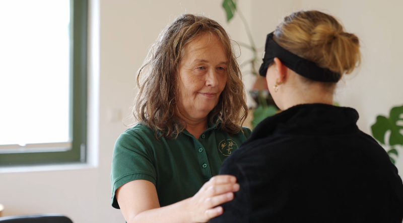 Michaela bei einer Hörtherapie an einer Patientin.