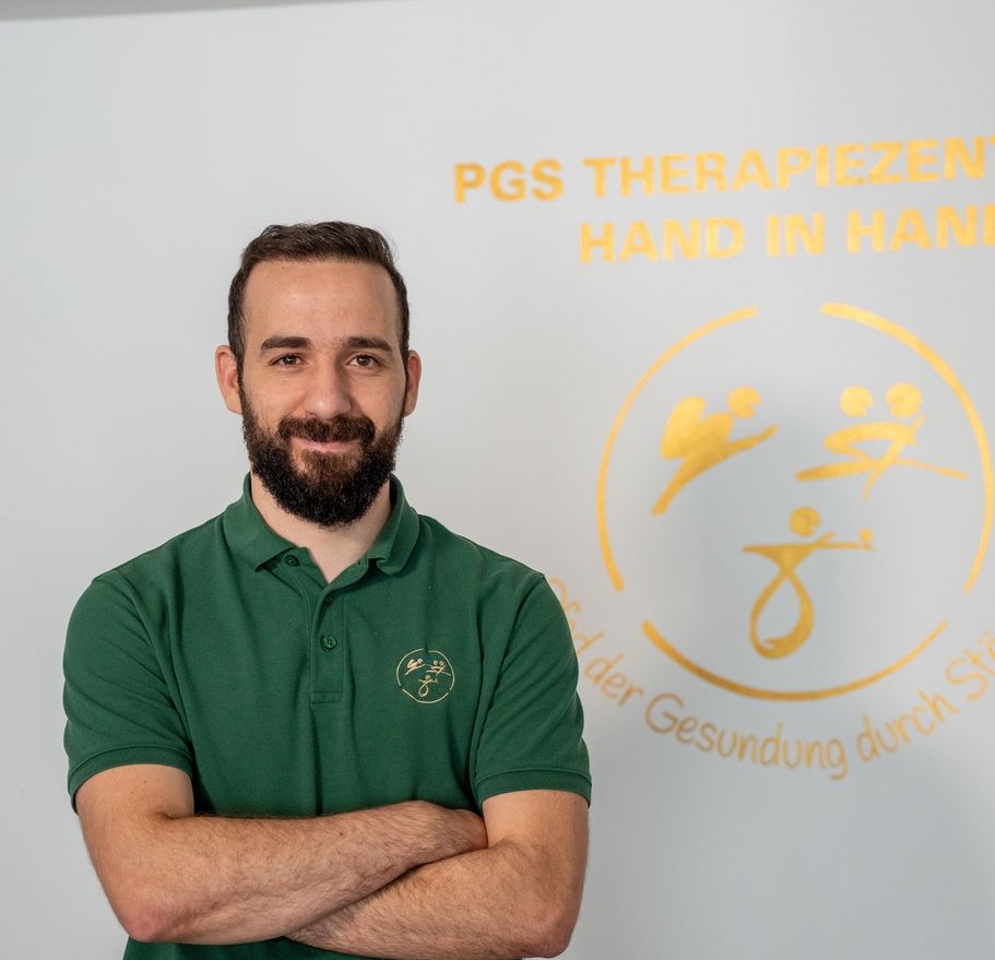 PGS Mitarbeiter Anis neben dem Logo.
